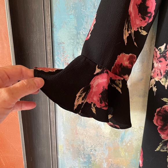 Black floral print flutter sleeve dress - Picture 3 of 9